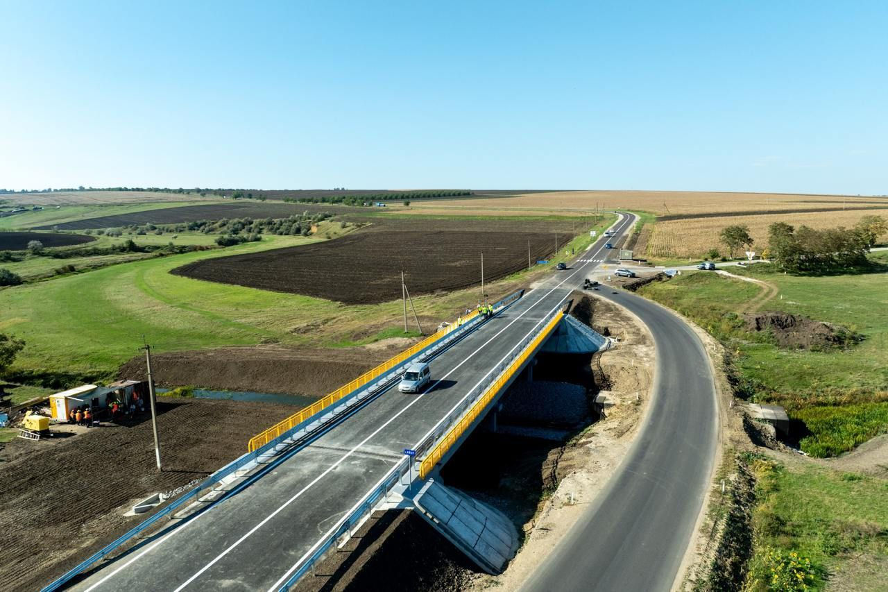 Traficul pe un pod important peste râul Răut a fost deschis.