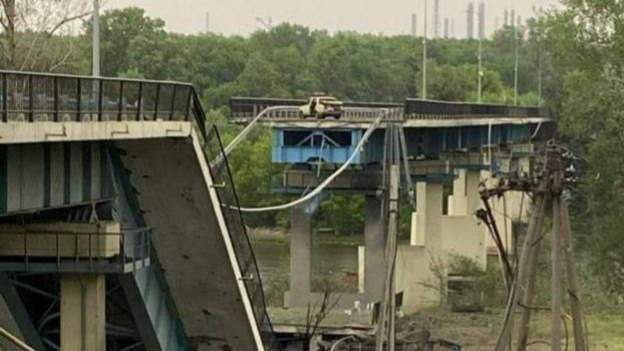 В Украине разрушен мост между Северодонецком и Лисичанском.