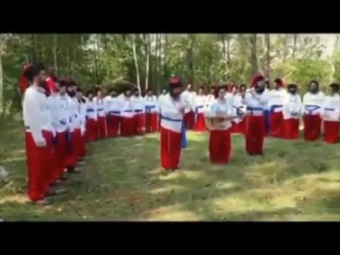 Хасиды нарядились в украинские костюмы и спели гимн, чтобы их пустили на Украину.