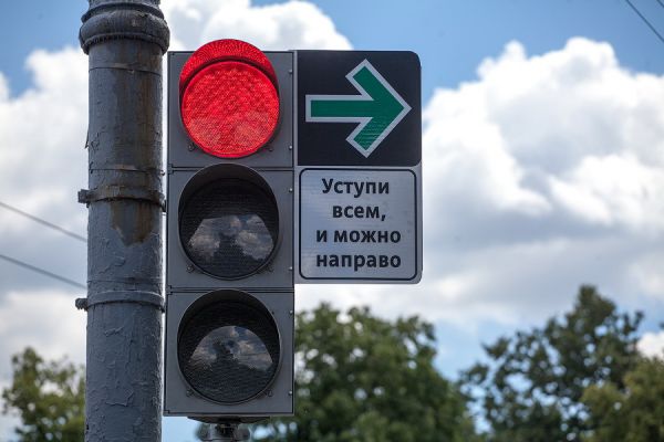 Установят зеленные стрелки «поворот направо» при светофорах.