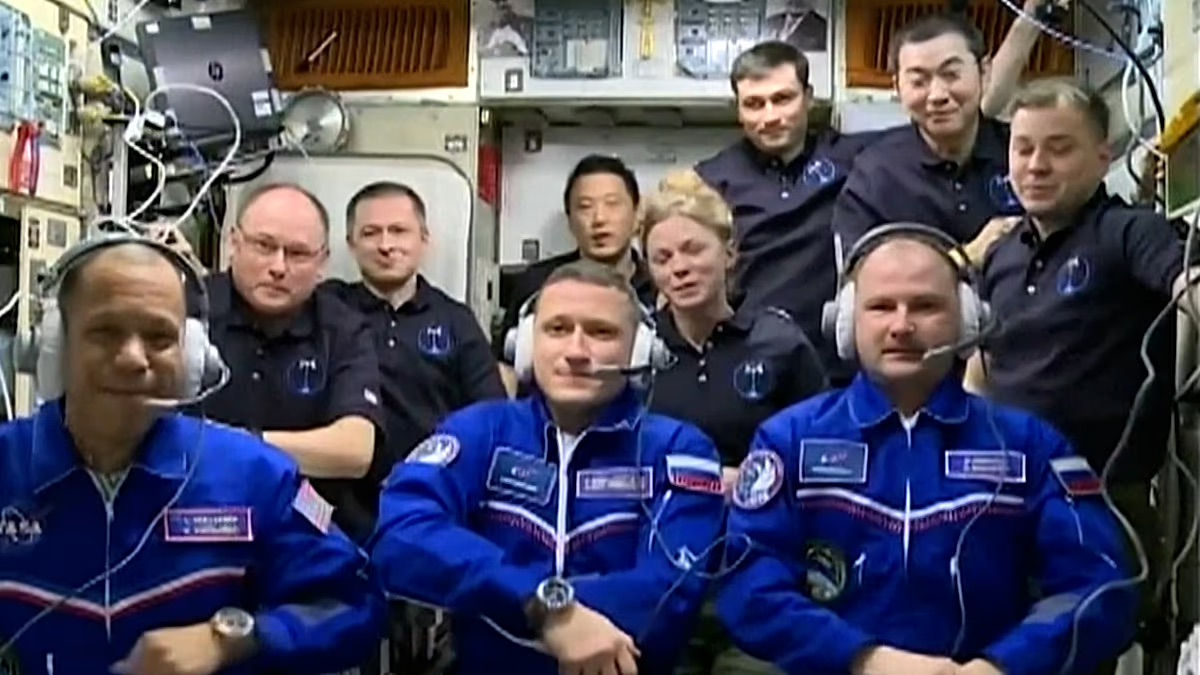 O navă cu un echipaj ruso-american a acostat cu succes la ISS pentru o misiune de opt luni.