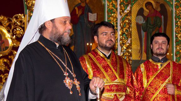 Митрополит Владимир провел обряд освящения пасхального вина.