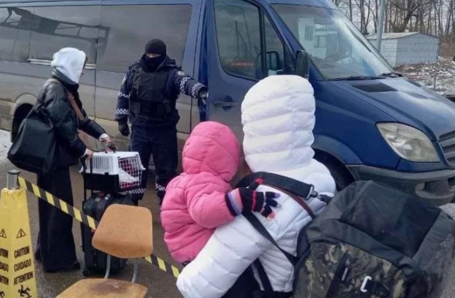 Полиция Молдовы приходит на помощь беженцам из Украины.