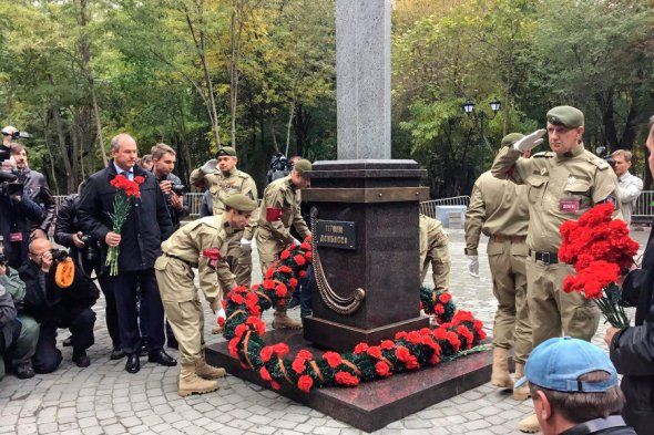 Семиметровый гранитный памятник был установлен 10 октября.