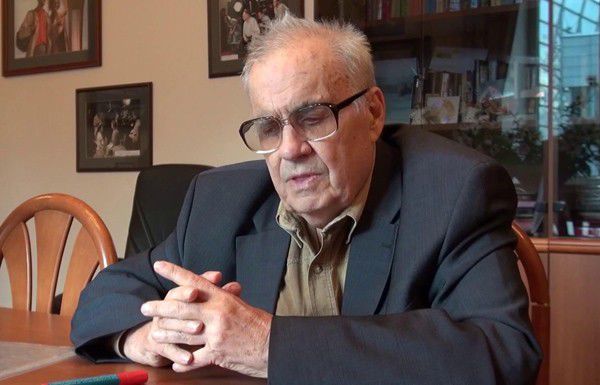 87-летний режиссер проводил выходные в своем дома.