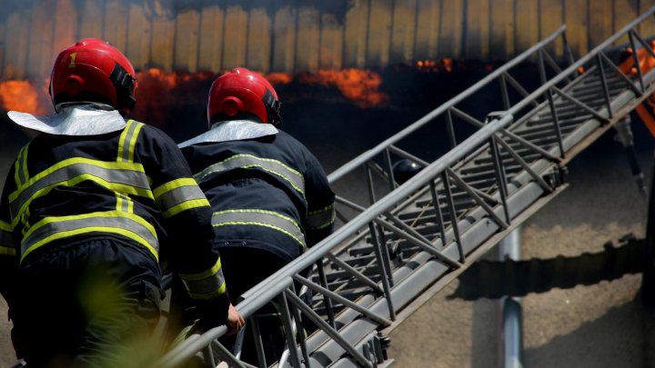 Жильцов дома на Чеканах пришлось эвакуировать из-за пожара.