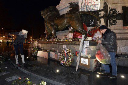 Неизвестные вандалы осквернили в Париже импровизированный мемориал в память о погибших при нападении на редакцию французского сатирического журнала Charlie Hebdo.