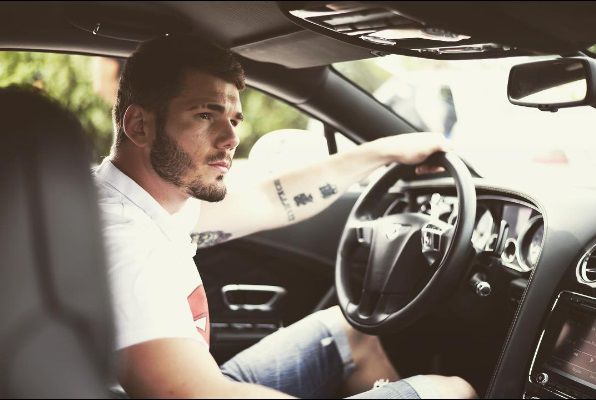 Videobloggerul Burlacul a fost jefuit și agresat în plină stradă
