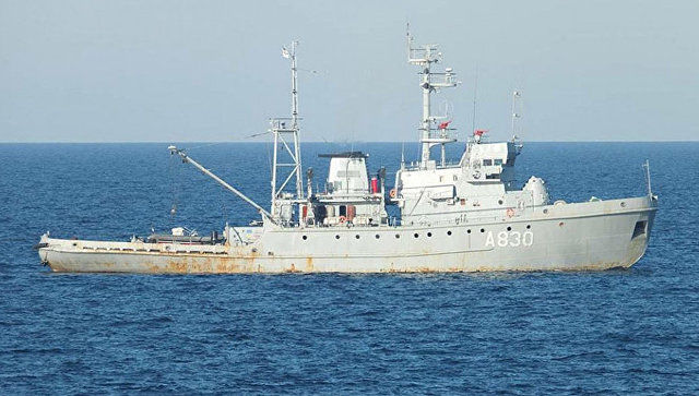Пользователи Сети высмеяли "героический" переход украинского судна и морского буксира в Азовское море через Крымский мост.