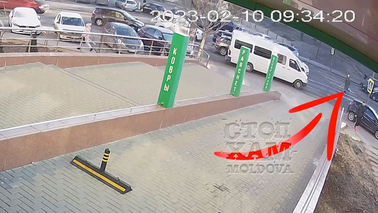 В Кишиневе водитель маршрутки сбил женщину на пешеходном переходе.