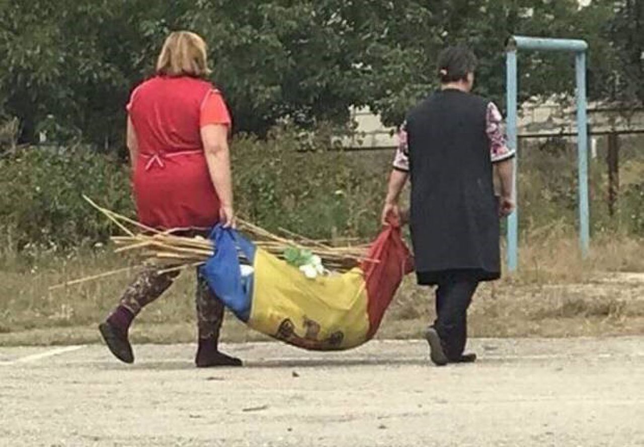 По данным Инспектората полиции Единец, женщины работают уборщицами в гимназии города Купчинь Единецкого района.
