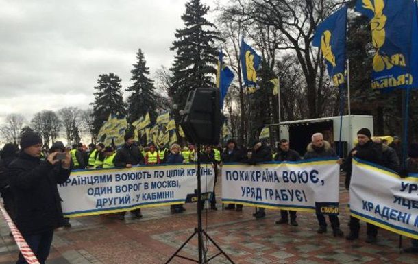 Митингующие принесли под парламент клетки с петухом и кроликом.