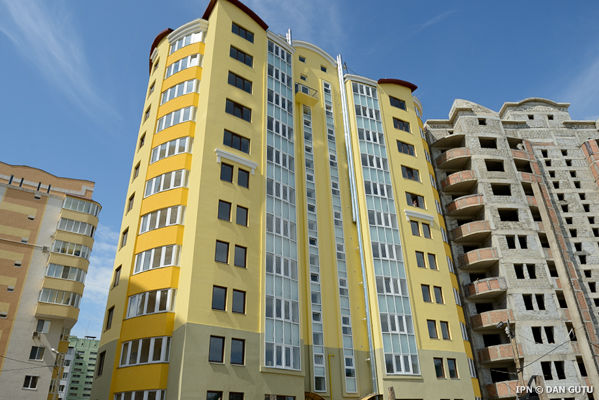 Mai multe familii se judecă de mai bine de 3 ani pentru dreptul de a intra în proprietatea locuinţelor. Foto: ipn.md