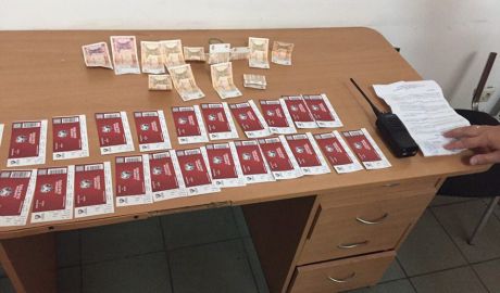 В ходе обыска были найдены 24 билета и 1500 леев, полученных от их продажи.