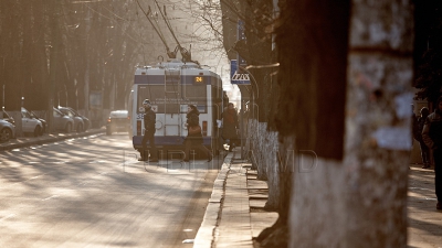 Acum, pe liniile de transport public din capitală circulă 124 de autobuze, 298 de troleibuze și 1500 de microbuze.