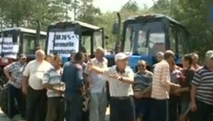 Agricultorii au protestat şi în vara anului 2012. Atunci, fermieri şi-au scos tehnica agricolă şi au blocat drumurile naţionale.