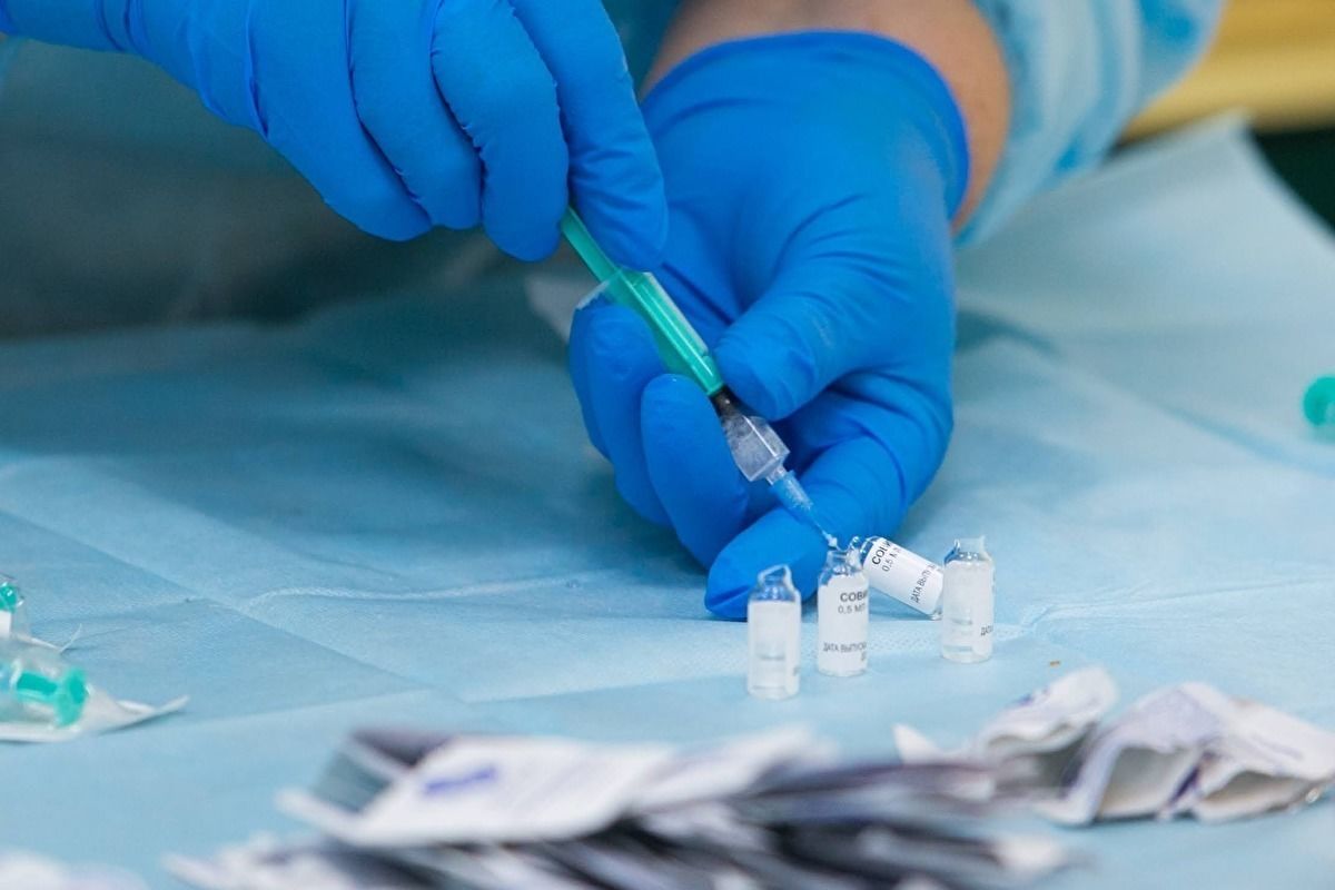 Вакцина Pfizer от COVID-19 первой в мире получила разрешение ВОЗ.