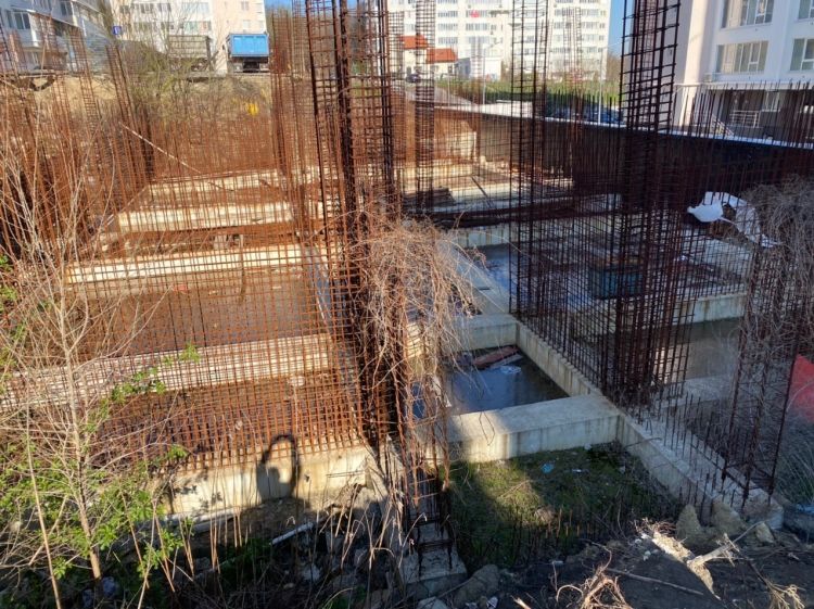 Начались работы по засыпке котлована на улице Николае Костин.