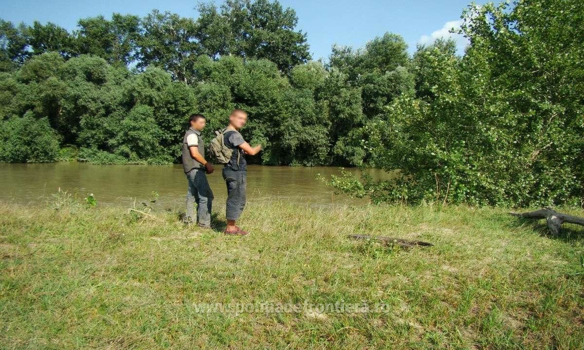Два парня из РМ пытались незаконно попасть в Румынию, переплыв реку Прут. Фото: politiadefrontiera.ro.
