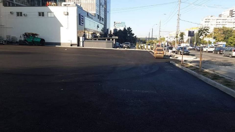Завершается обустройство парковки в центре столицы.