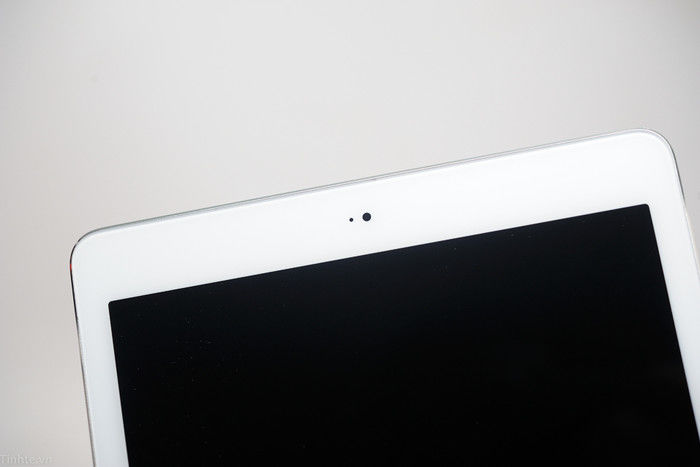 Депутат из Ярославля растоптал свой iPad в ответ на американские санкции. Фото: tinhte.vn