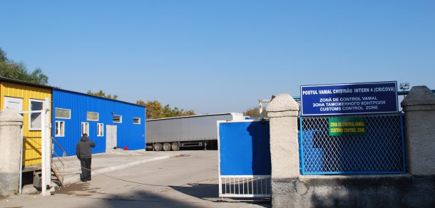 Un șofer de TIR a decedat și unul a ajuns în stare gravă la spital, după ce au consumat alcool contrafăcut.