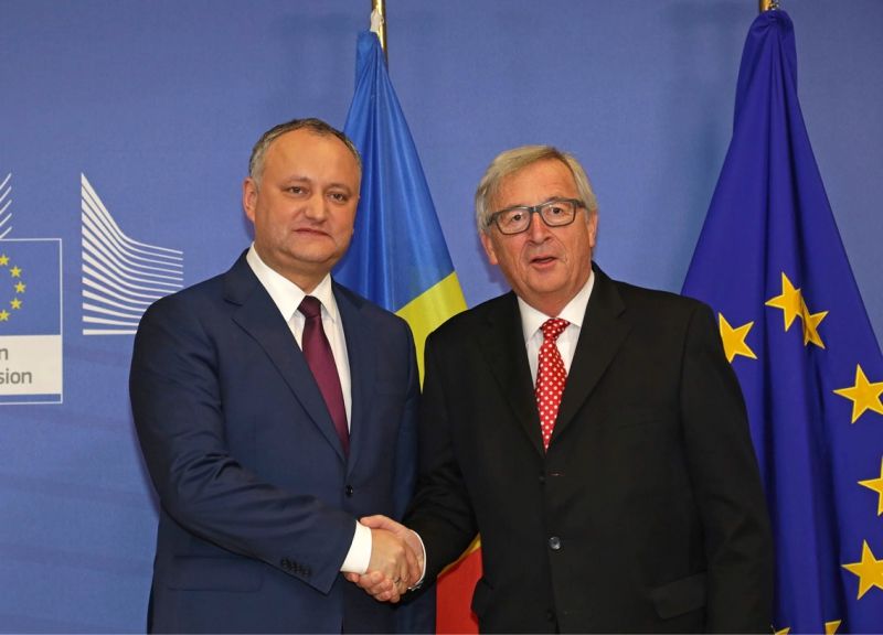 Președintele RM a discutat cu Jean-Claude Junker despre necesitatea restabilirii discuțiilor în format RM-Rusia-UE. 