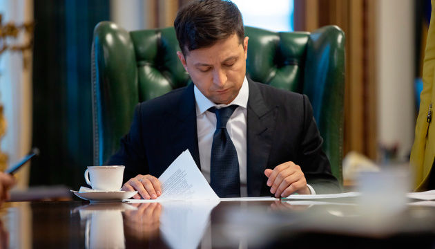 Зеленский подписал закон о введении штрафов за нарушение карантина.