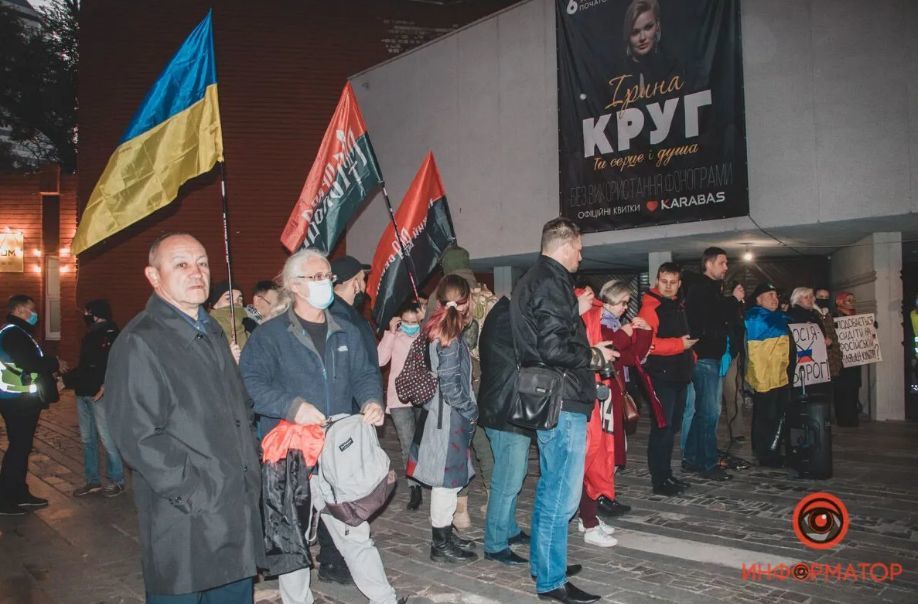 Украинцы устроили «коридор позора» перед концертом вдовы Михаила Круга.
