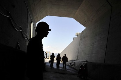 Длительный срок, понадобившийся на обезвреживание взрывных устройств, в ведомстве объяснили сложностью задачи и нехваткой специалистов.