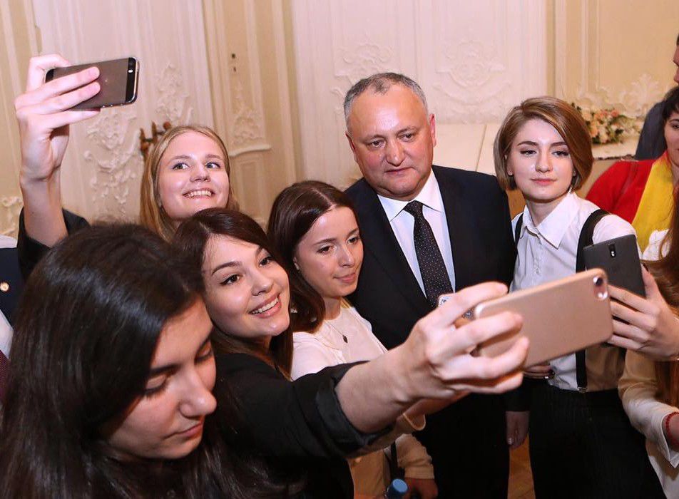 Dodon promitea anularea BAC-ului, iar acum invită absolvenţii pentru a-i premia