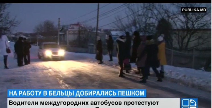 Водители междугородних автобусов протестуют против запрета на въезд в Бельцы.