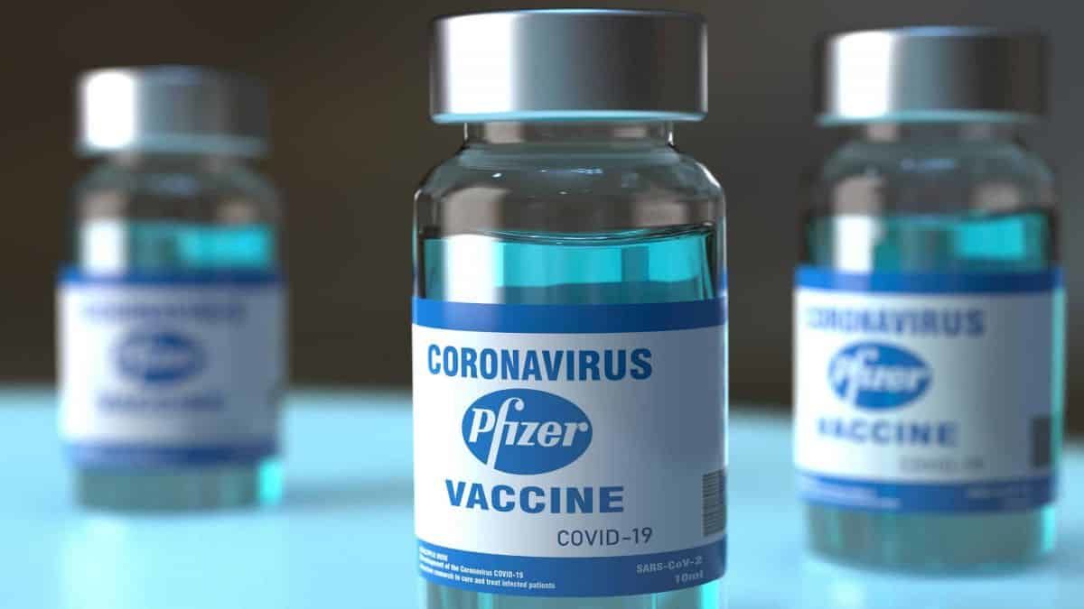 В Евросоюзе усилили контроль за вакцинацией от COVID препаратом Pfizer.