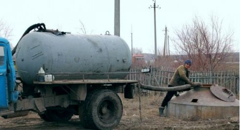 Жители одной из столичных улиц постоянно вынуждены вызывать ассенизатор.