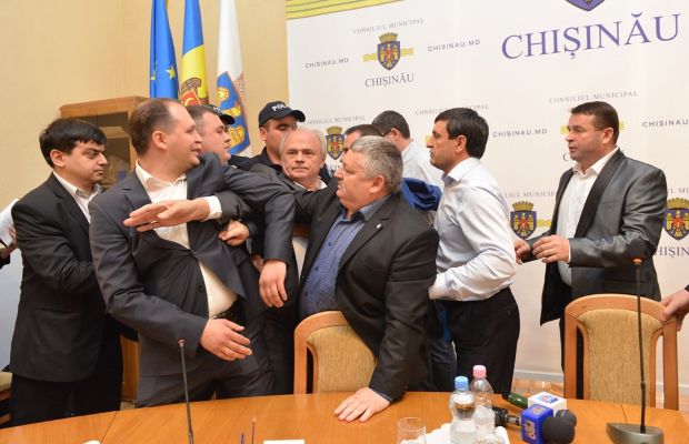 Joi, ședinţa de Consiliului Municipal Chişinău a început cu scandal.