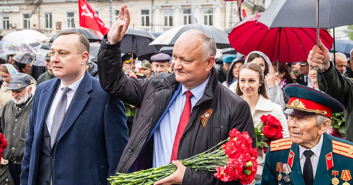 Şapte deputaţi riscă amenzi pentru că au purtat panglica Sfântul Gheorghe.