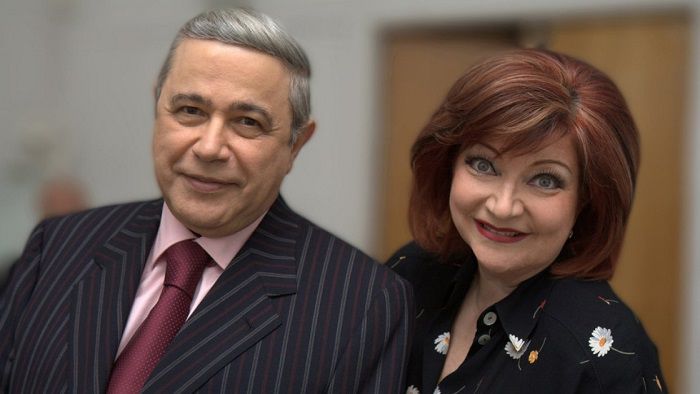 Елена Степаненко просит Хамовнический суд Москвы расторгнуть брак с артистом Евгением Петросяном.