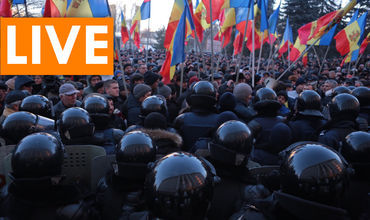 Protestatarii forţează uşa în încercarea de a intra în sediul Parlamentului.