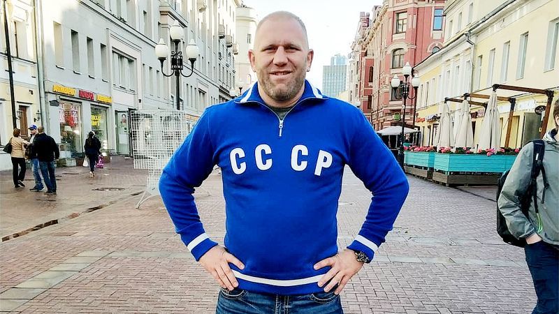 Российский боец сломал руку во время главного боя Bellator 265.