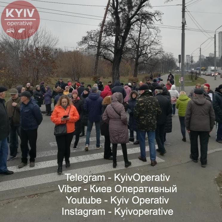 Жители Киева перекрыли съезд с одного из центральных проспектов из-за отсутствия отопления.