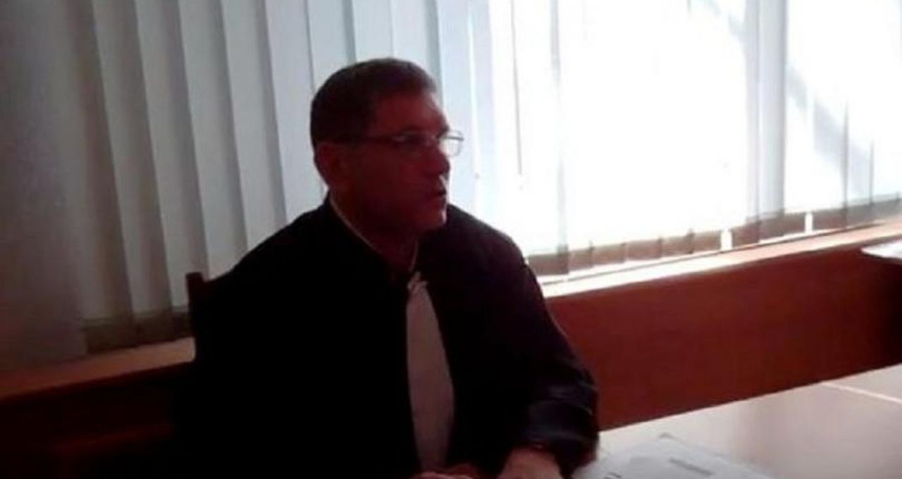 Cудья, обвиненный в правовой неграмотности, был уволен из системы.