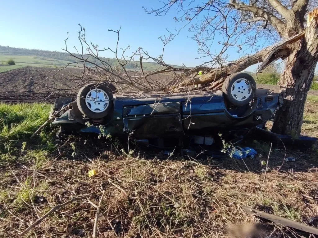 Accident la Briceni: Un șofer beat a pierdut controlul volanului, iar un pasager a murit.