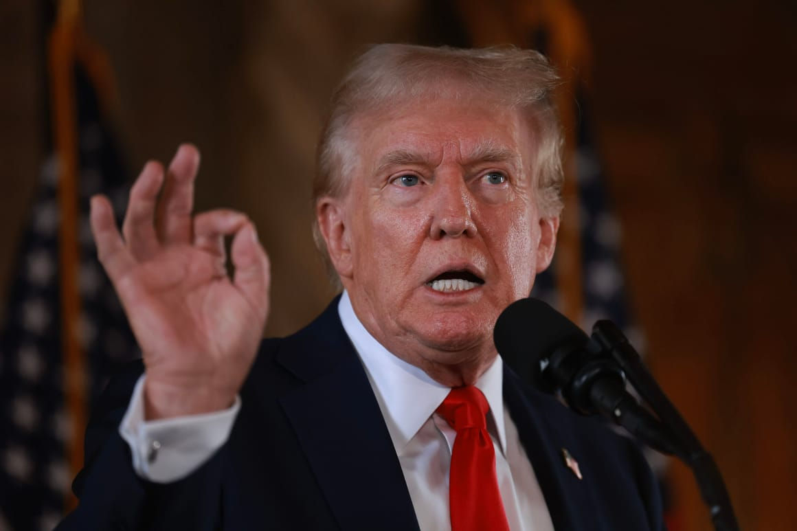 Trump i-a numit proști pe cei care consideră că creșterea prețului petrolului este prea mare.