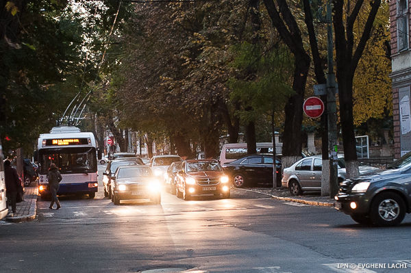 De mâine se circulă cu farurile aprinse pe timp de zi. Foto: ipn.md