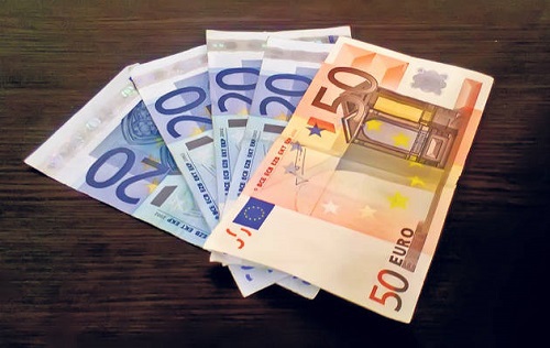Cursul mediu de vânzare al euro este de 18,95 de lei, iar la cumpărare – de 18,8 lei.
