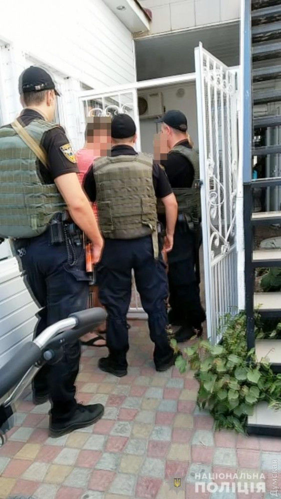 В Затоке торговцы нелицензионным алкоголем напали на полицейских.   