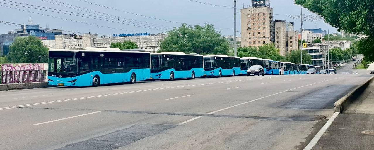 Сегодня общественный транспорт тоже работает по специальному графику.