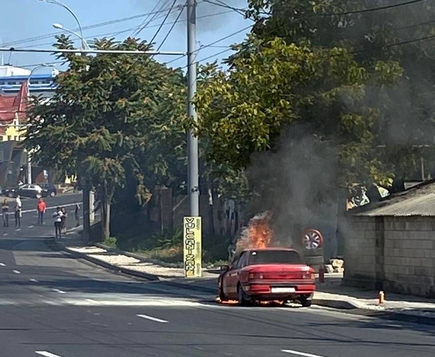 В Кишиневе загорелся автомобиль: в багажнике были баллоны с газом.