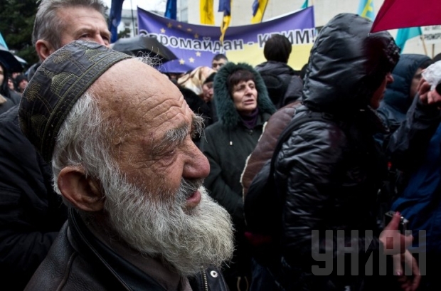На митинге в Симферополе скандируют «Банду геть!», «Слава Украине!», «Украина!».