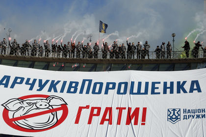 Радикалы сорвали второй митинг Порошенко и пообещали сорвать третий.